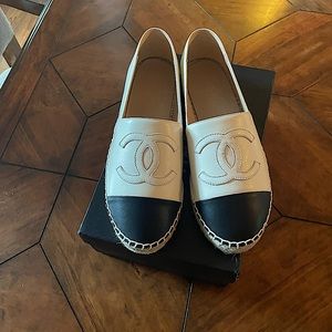 CHANEL
Lambskin CC Espadrilles Wedge 38 Beige Black!!
